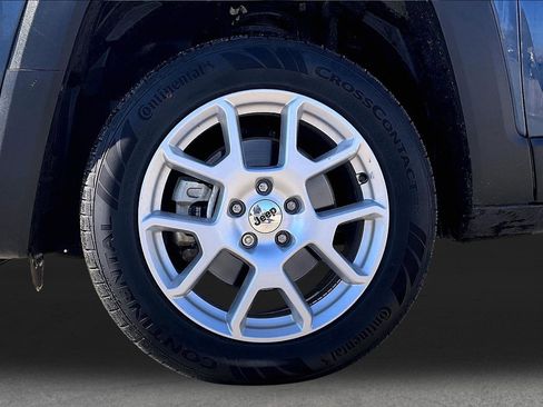 Certified 2022 Jeep Renegade Latitude w/ Convenience Group image 8