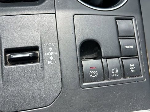 Used 2023 Toyota Highlander XLE FWD image 23