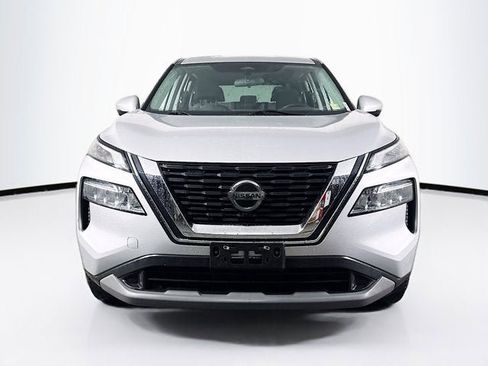 Used 2021 Nissan Rogue SV image 2