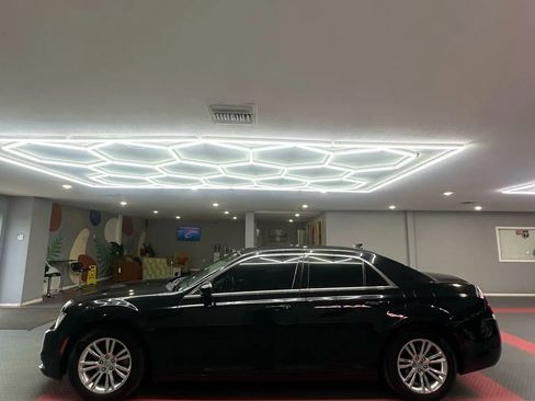 Used 2016 Chrysler 300 Limited image 3