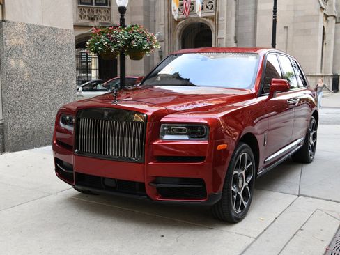 Used 2021 Rolls-Royce Cullinan Black Badge image 1