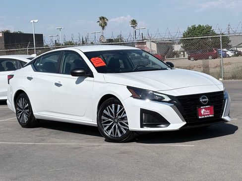 Used 2025 Nissan Altima 2.5 SV FWD image 2