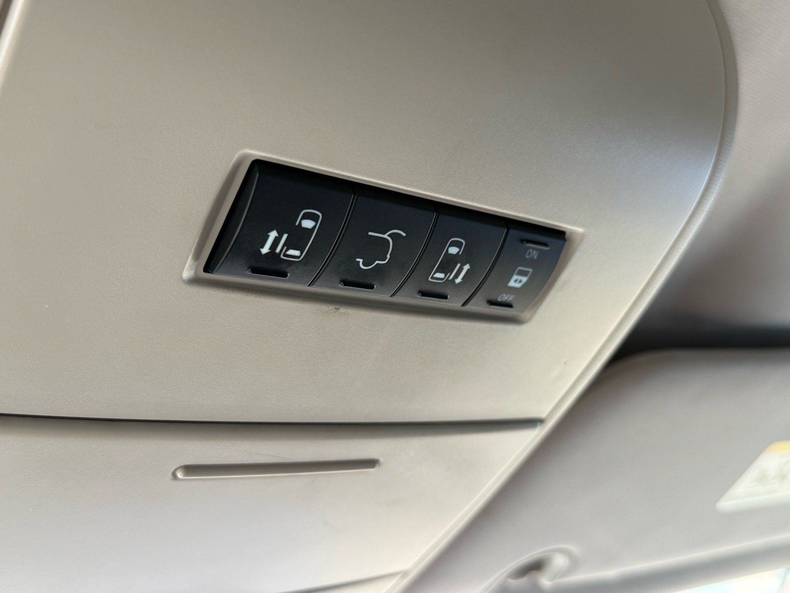 Used 2016 Chrysler Town & Country Touring FWD image 13