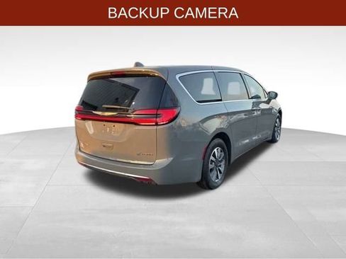 Used 2022 Chrysler Pacifica Touring-L image 7
