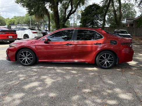 Used 2021 Toyota Camry SE w/ Convenience Package FWD image 2