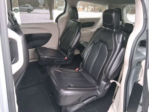 Used 2024 Chrysler Pacifica Touring-L image 24