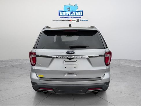 Used 2018 Ford Explorer XLT image 4