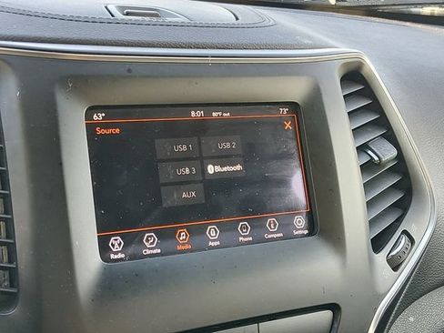 Used 2019 Jeep Cherokee Latitude Plus w/ Comfort/Convenience Group AWD/4WD image 18