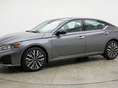 Used 2025 Nissan Altima 2.5 SV image 3