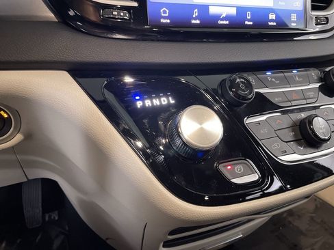 Used 2023 Chrysler Pacifica Touring-L image 17