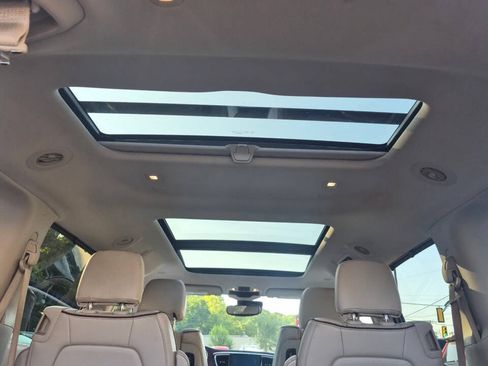 Used 2017 Chrysler Pacifica Limited w/ UConnect Theater Package FWD image 7