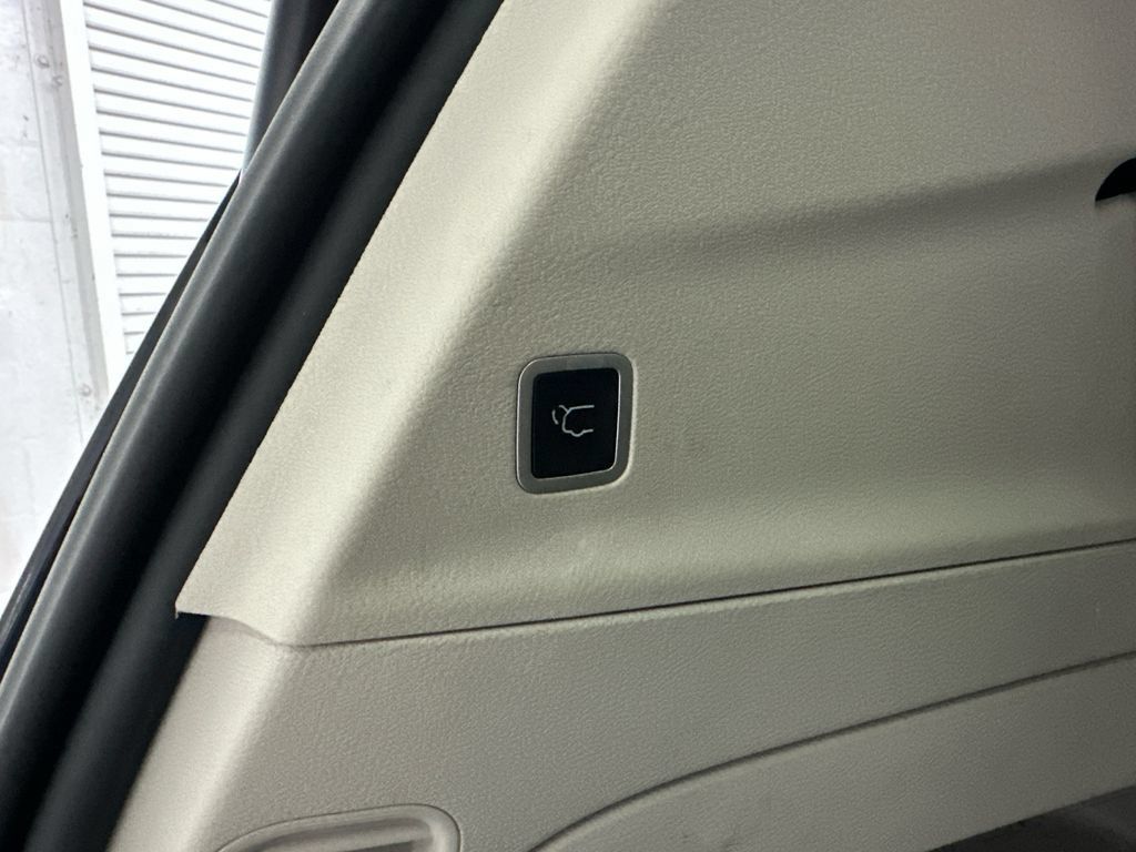 Used 2023 Chrysler Voyager LX FWD image 21