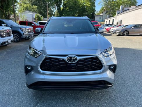 Used 2023 Toyota Highlander XLE FWD image 2