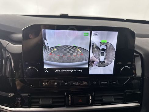 Used 2025 Nissan Pathfinder SL FWD image 5