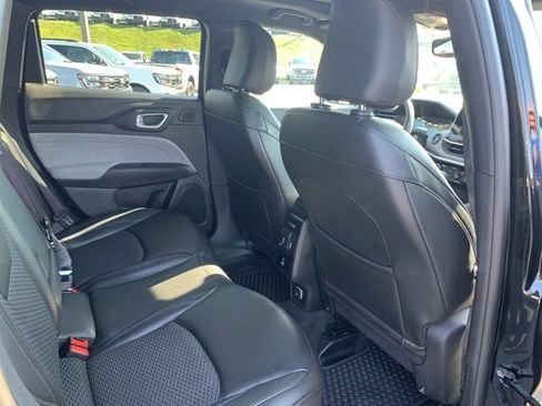 Used 2025 Jeep Compass Latitude w/ Sun & Sound Group AWD/4WD image 12