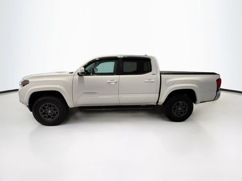 Used 2018 Toyota Tacoma SR5 AWD/4WD image 4