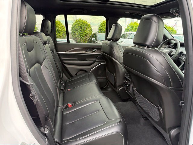 Used 2024 Jeep Grand Cherokee Limited w/ Black Appearance Package AWD/4WD image 24