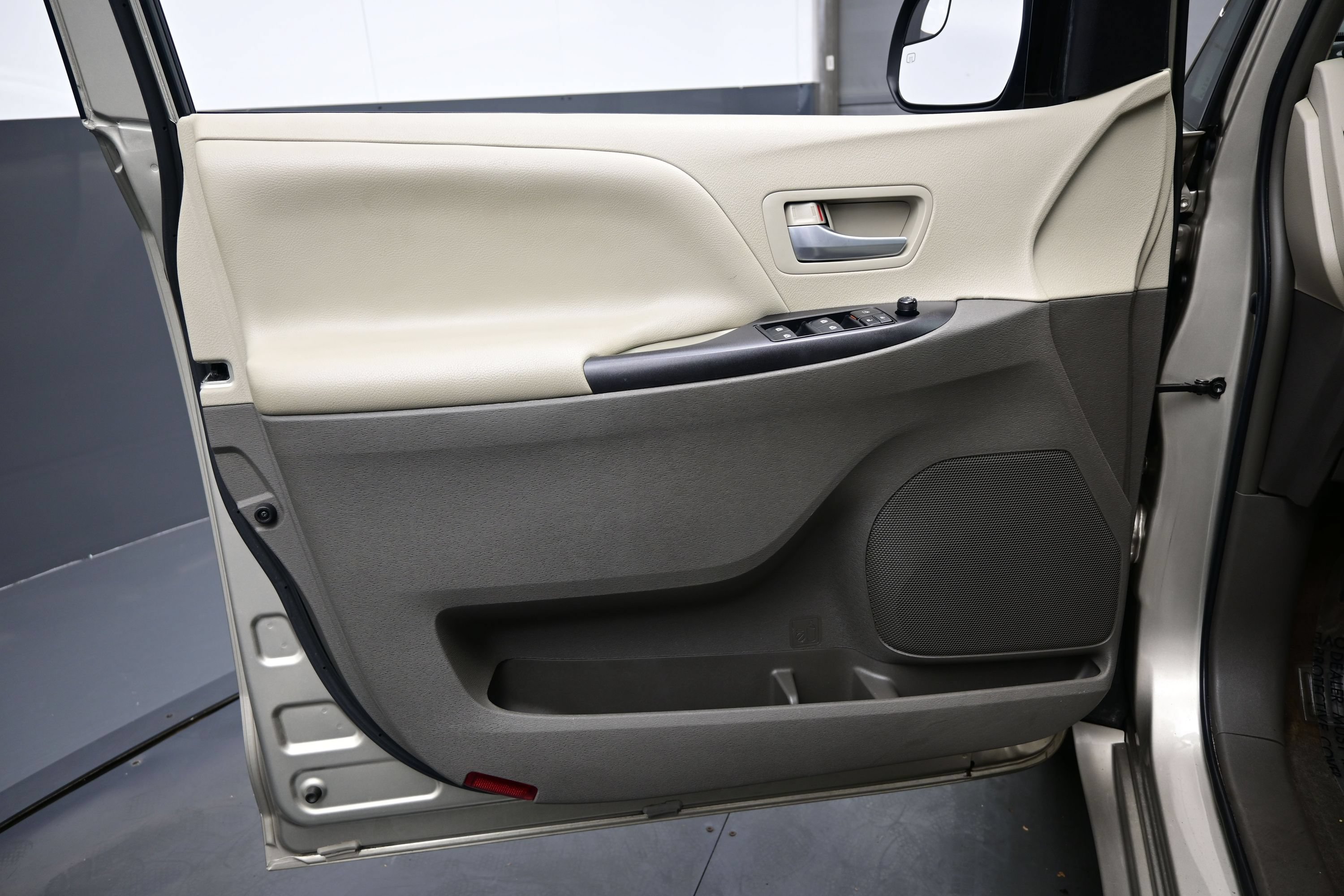 Used 2016 Toyota Sienna LE FWD image 9