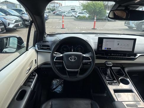 Used 2025 Toyota Sienna Limited AWD/4WD image 11