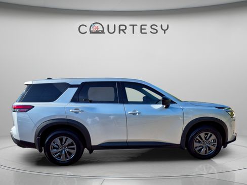 Certified 2025 Nissan Pathfinder S FWD image 8