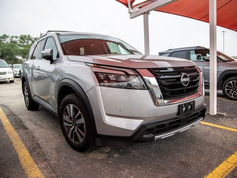 Used 2025 Nissan Pathfinder SL AWD/4WD image 6