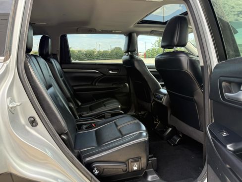 Used 2017 Toyota Highlander SE w/ Carpet Mat Package AWD/4WD image 36