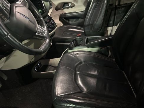 Used 2018 Chrysler Pacifica Touring-L Plus image 11