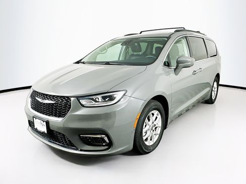 Used 2022 Chrysler Pacifica Touring-L w/ Uconnect Theater Family Group image 3