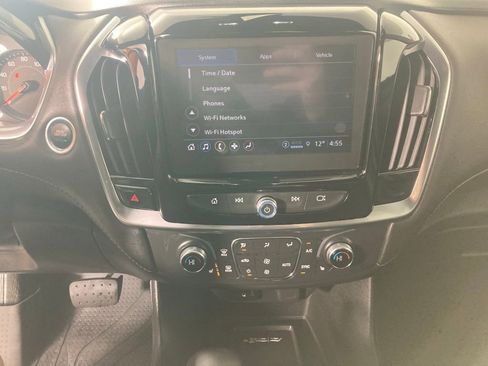 Used 2023 Chevrolet Traverse LT image 2