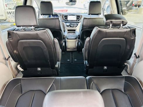 Used 2024 Chrysler Pacifica Limited image 32