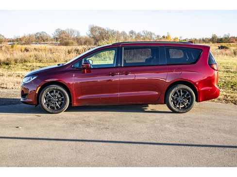 Used 2020 Chrysler Pacifica Touring-L w/ Advanced Safetytec Group image 5