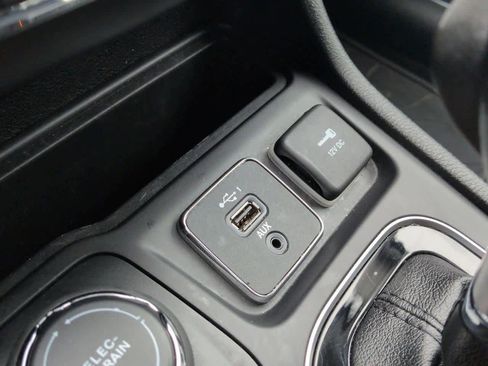 Used 2020 Jeep Cherokee Limited image 29