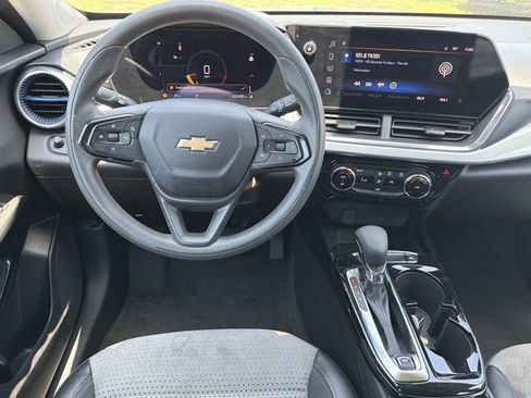 Used 2025 Chevrolet Trax LT FWD image 21
