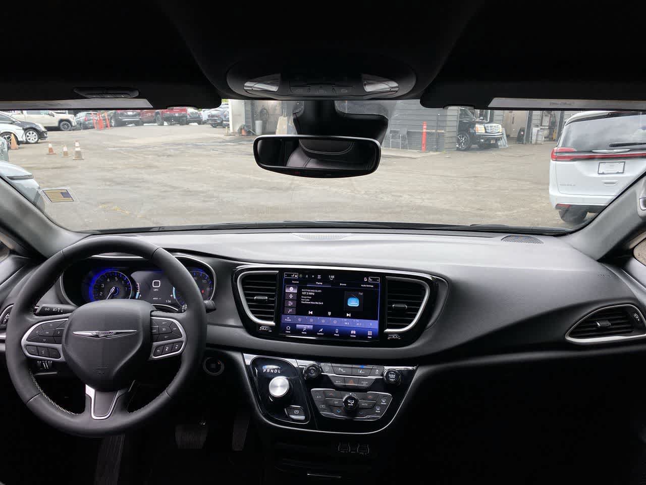 Used 2025 Chrysler Pacifica Select FWD image 11