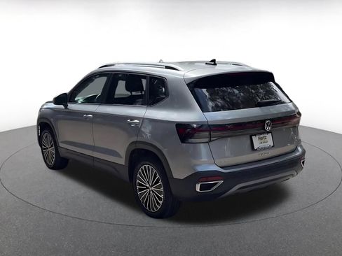 Used 2025 Volkswagen Taos SE FWD image 9