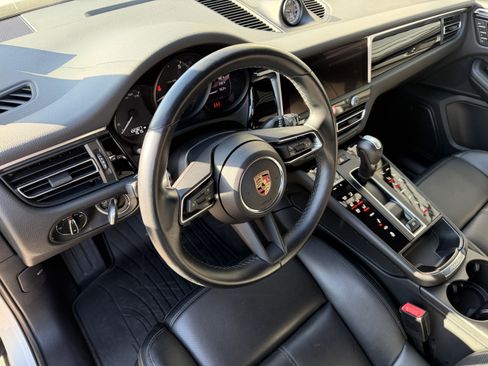 Certified 2024 Porsche Macan image 4