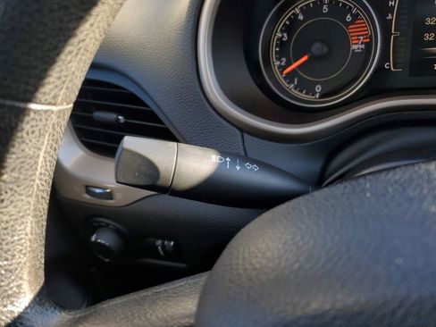 Used 2016 Jeep Cherokee Sport image 18