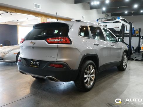 Used 2017 Jeep Cherokee Limited AWD/4WD image 4