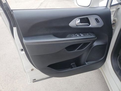 Used 2020 Chrysler Pacifica Touring-L w/ S Appearance Package FWD image 13
