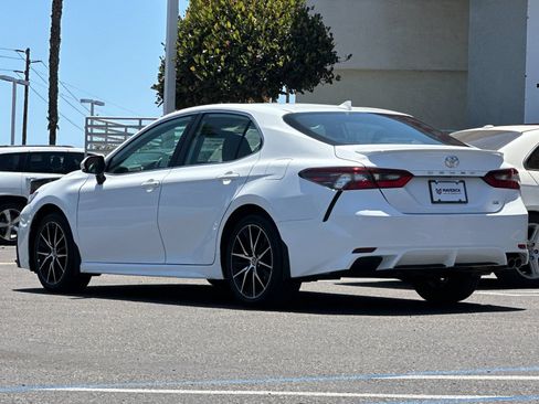 Used 2024 Toyota Camry SE FWD image 3