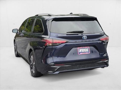 Certified 2022 Toyota Sienna XSE image 7