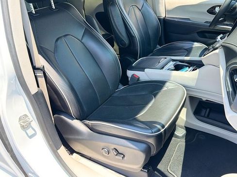 Used 2024 Chrysler Pacifica Limited FWD image 18