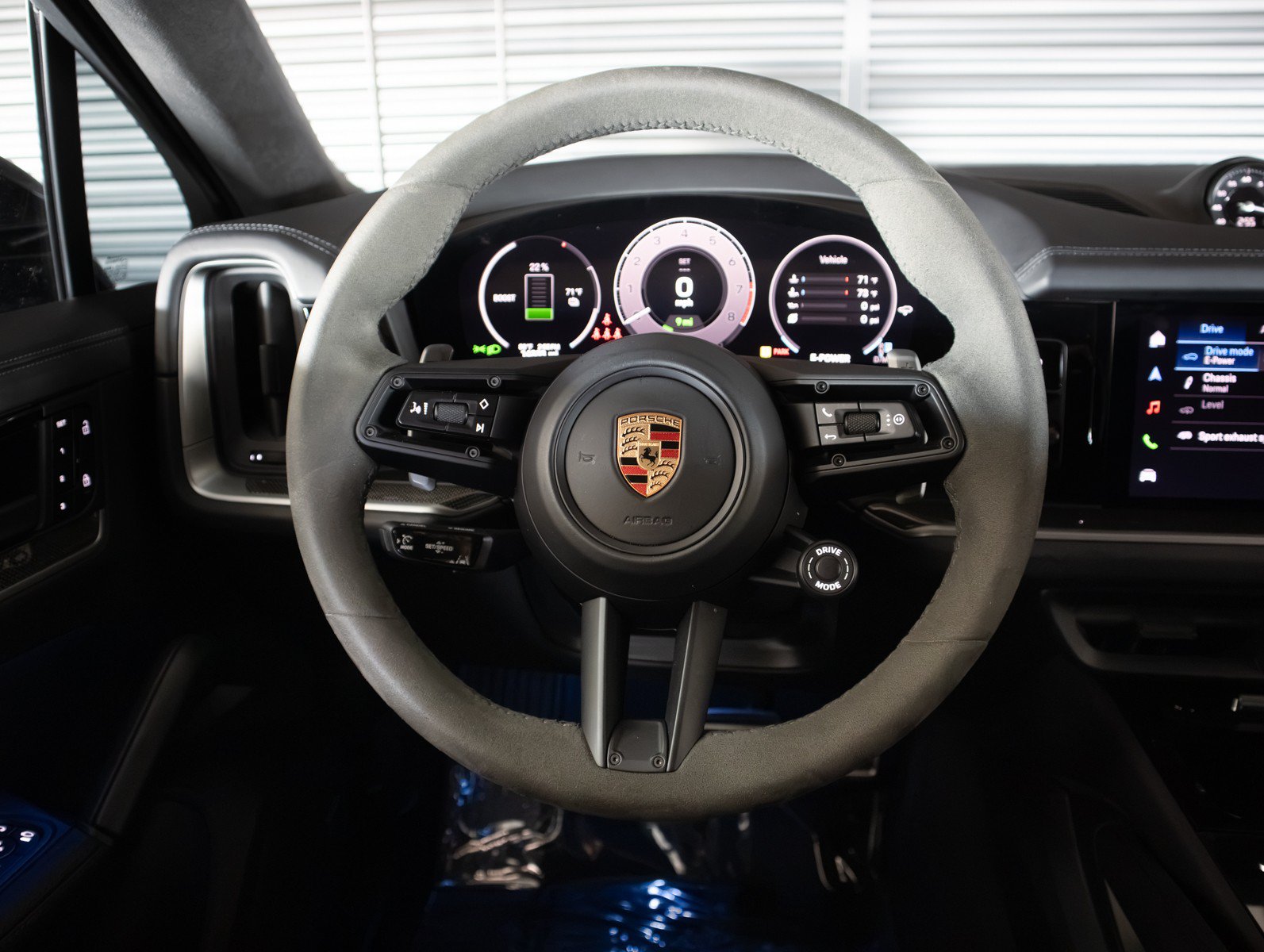 Certified 2024 Porsche Cayenne Turbo AWD/4WD image 16