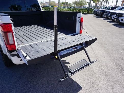 Certified 2022 Ford F250 Lariat w/ Black Appearance Package image 11