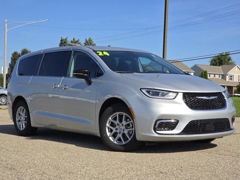 Used 2024 Chrysler Pacifica Touring-L FWD image 2