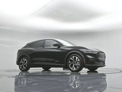 Certified 2025 Ford Mustang Mach-E Select RWD image 4