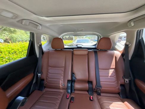 Used 2018 Nissan Rogue SL w/ Premium Package FWD image 6