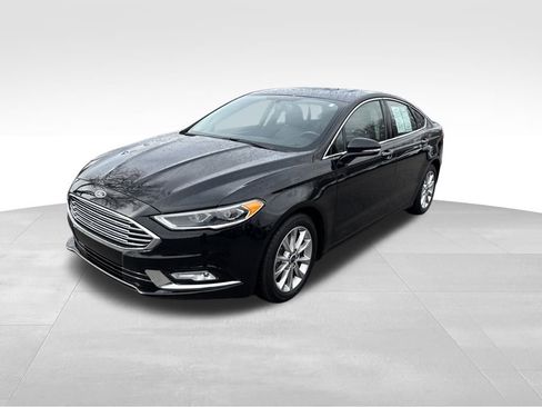 Used 2017 Ford Fusion SE w/ Fusion SE Technology Package image 2