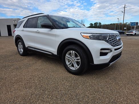 Used 2023 Ford Explorer XLT w/ Equipment Group 202A image 7