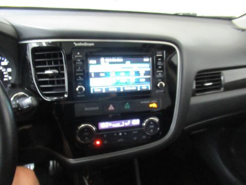 Used 2016 Mitsubishi Outlander GT image 11